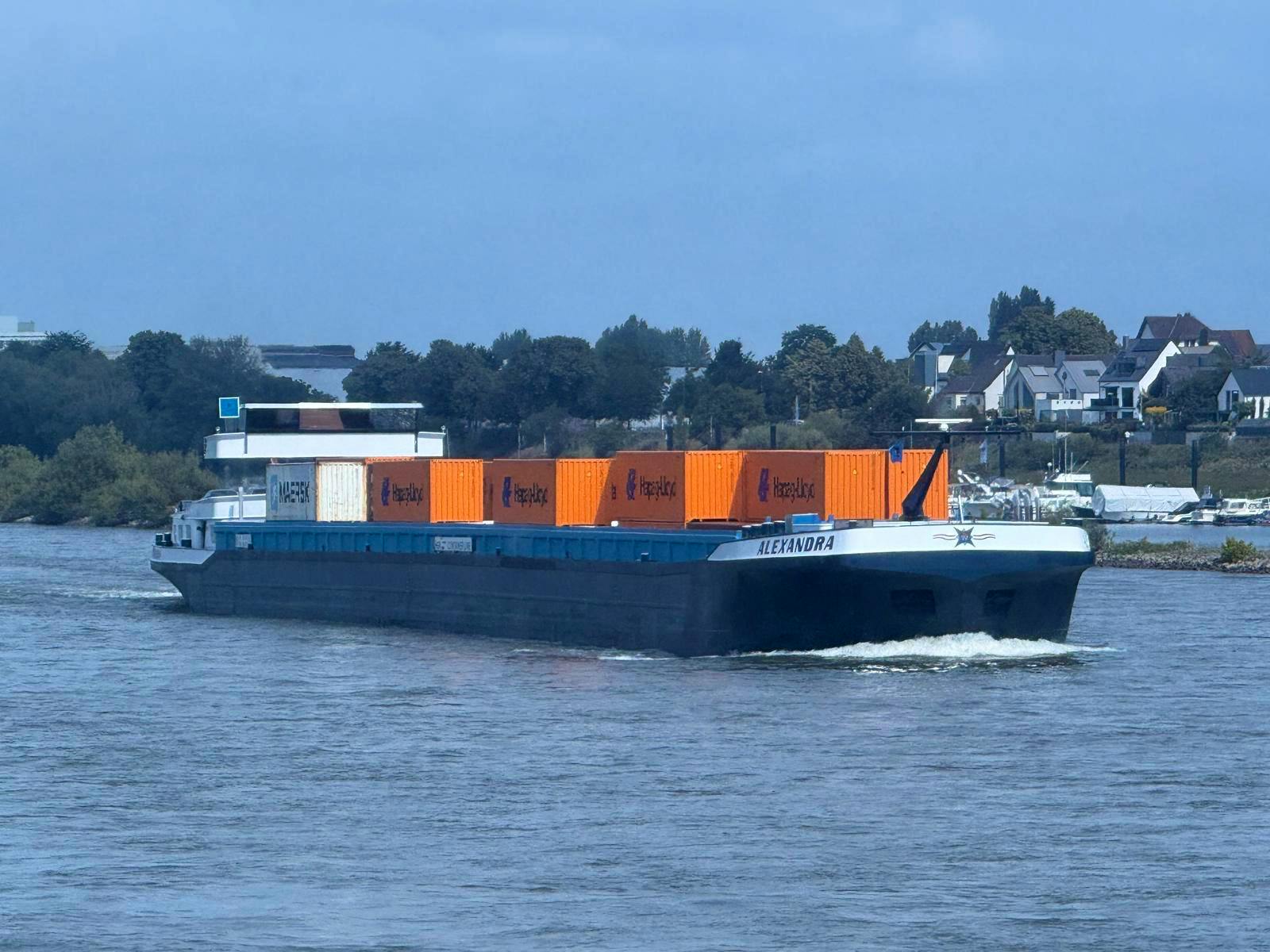 Een schip op het water